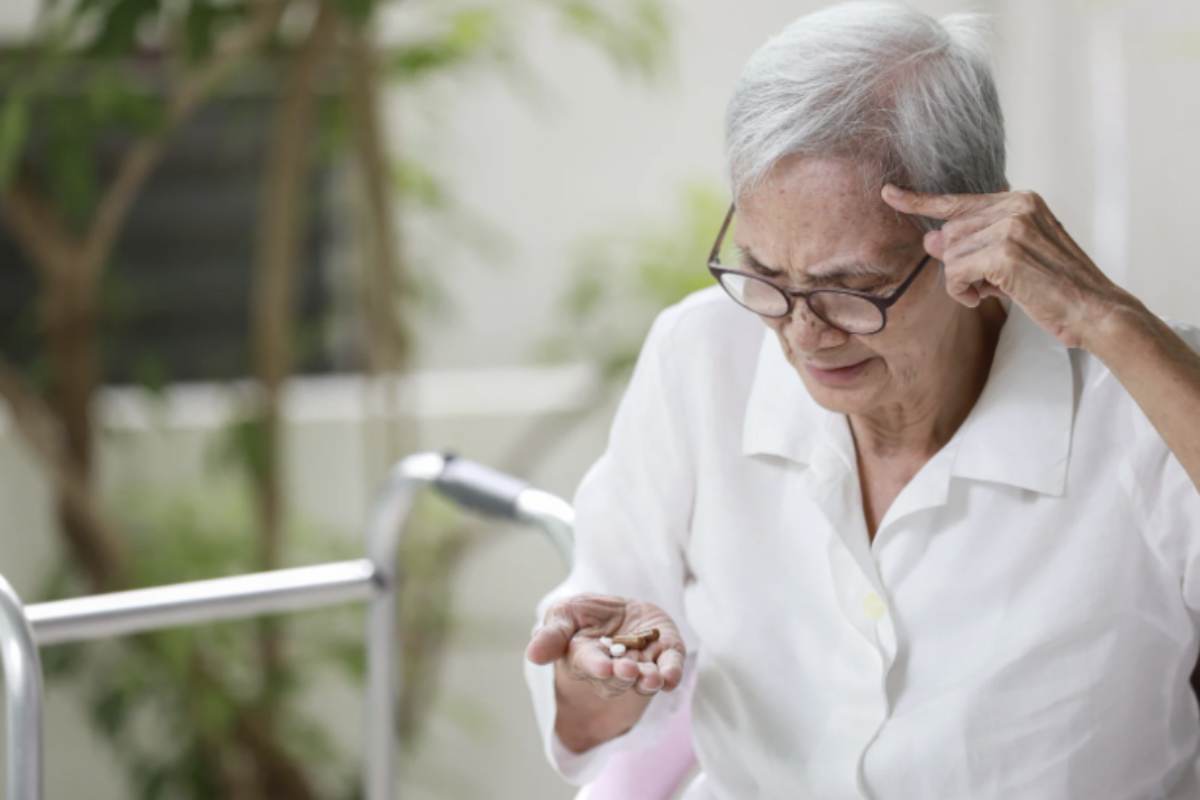 Alzheimer, il sintomo che non puoi sottovalutare: si presenta qualche anno prima