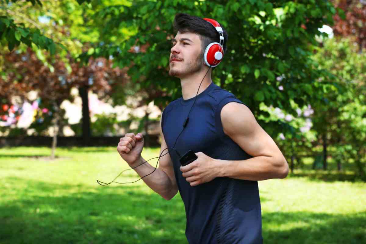 Correre, la nuova tendenza è di farlo con le cuffie per la musica: quali sono gli svantaggi