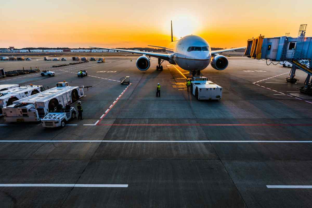 Controlli di sicurezza in aeroporto, non sono sempre casuali: quando non puoi passare inosservato