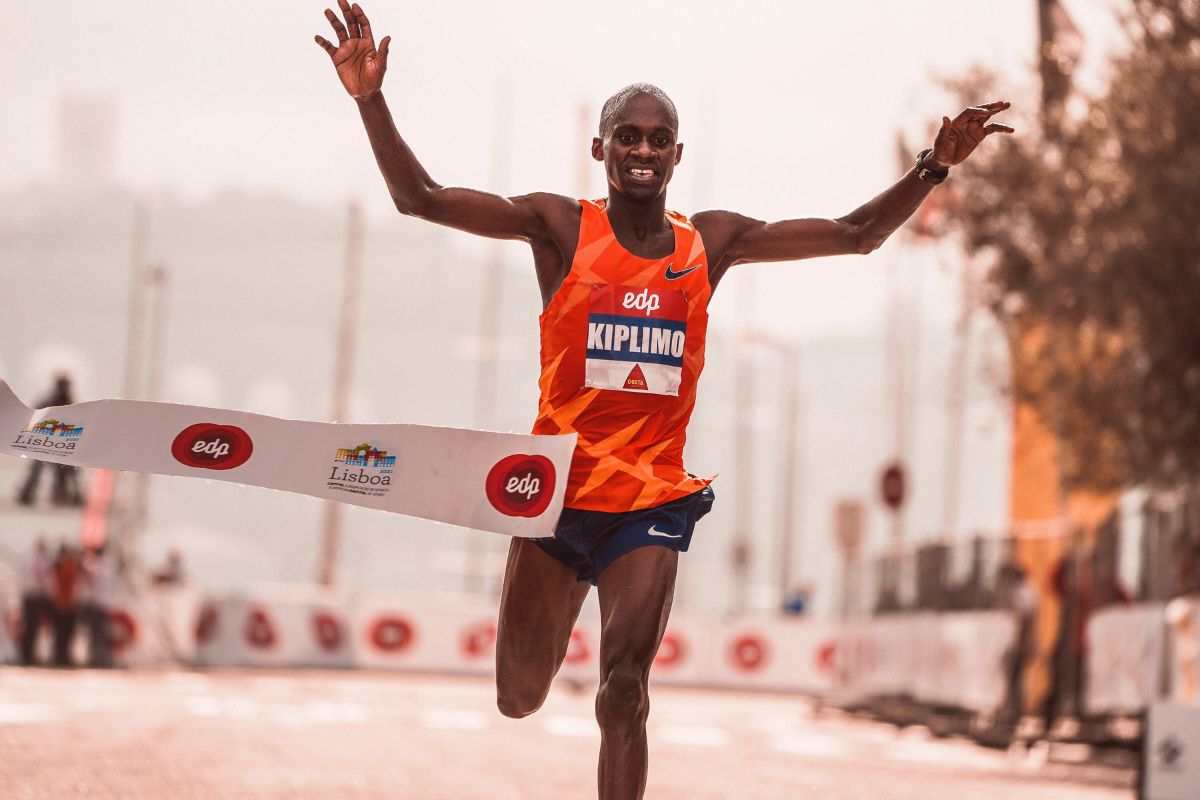 Atleta che taglia il traguardo