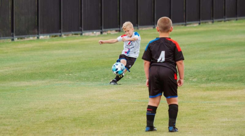 Bambini che giocano a calcio