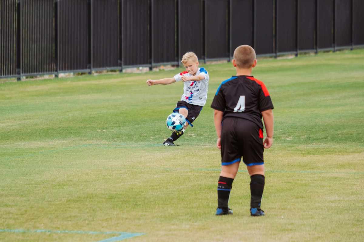 Bambini che giocano a calcio