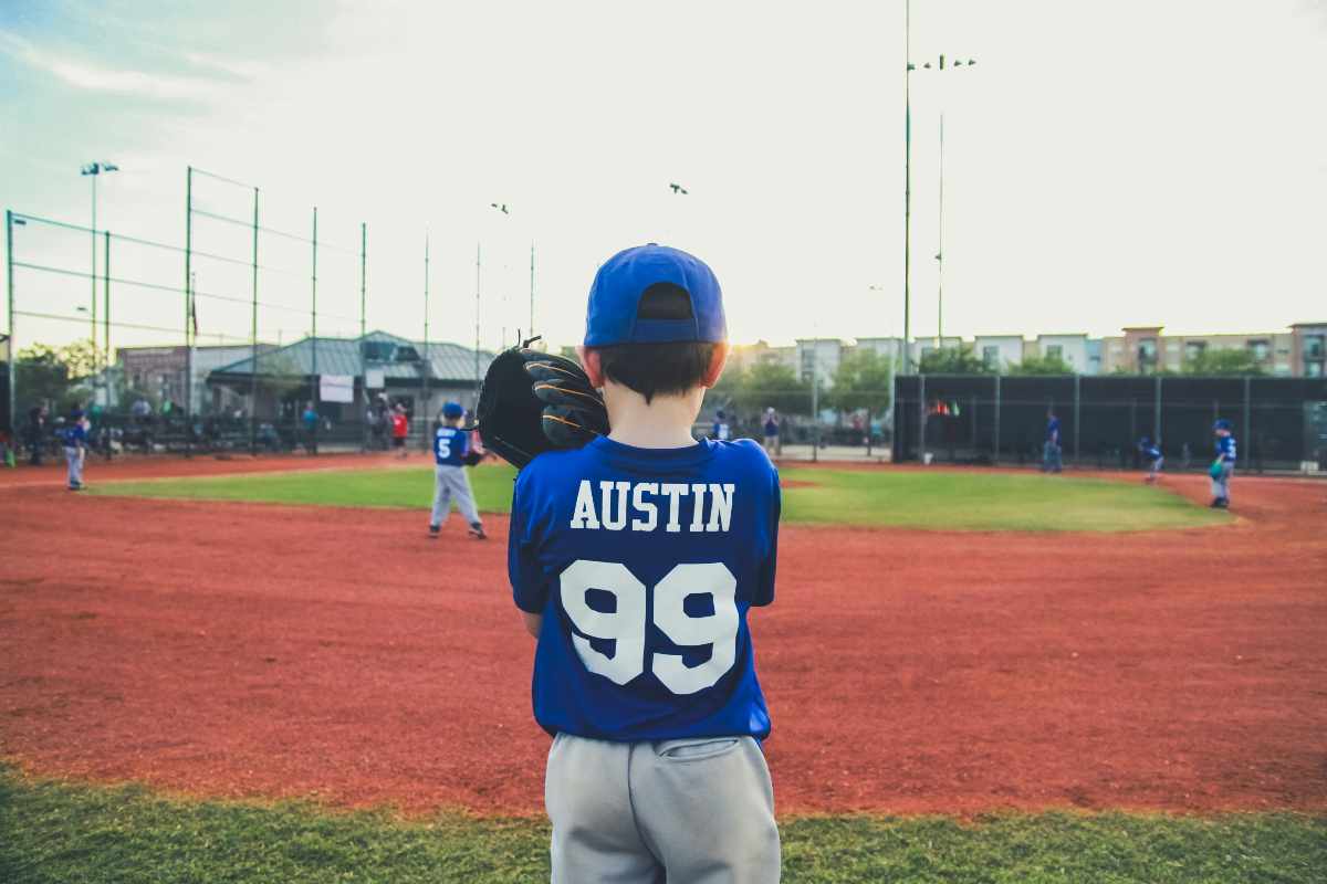 Bambino che gioca a baseball 