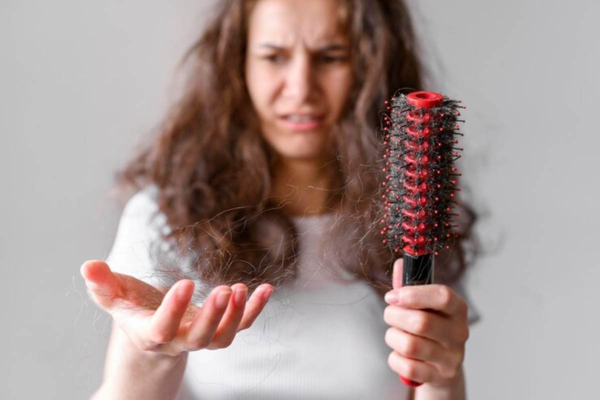 Caduta di capelli, perché avviene e quando preoccuparsi: i campanelli di allarme