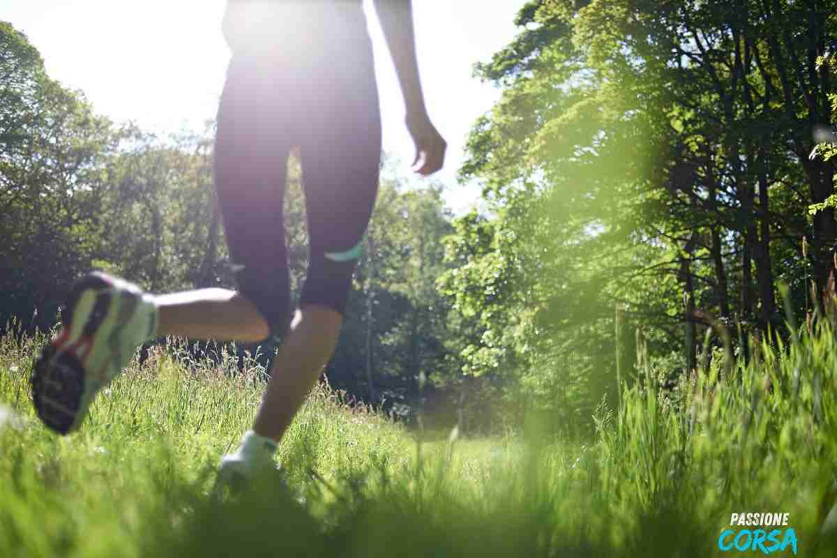 Donna che corre in un parco