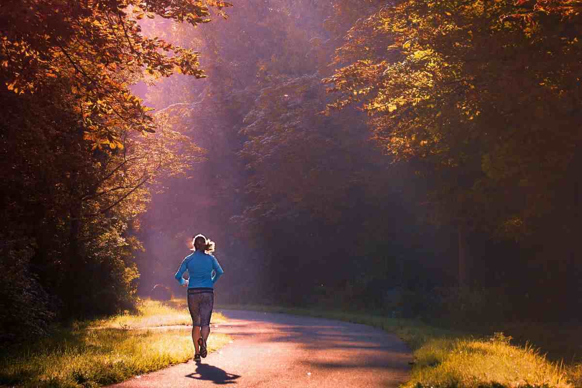 donna che corre in mezzo alla natura