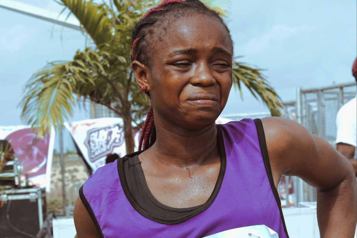 Donna che piange alla fine di una maratona 