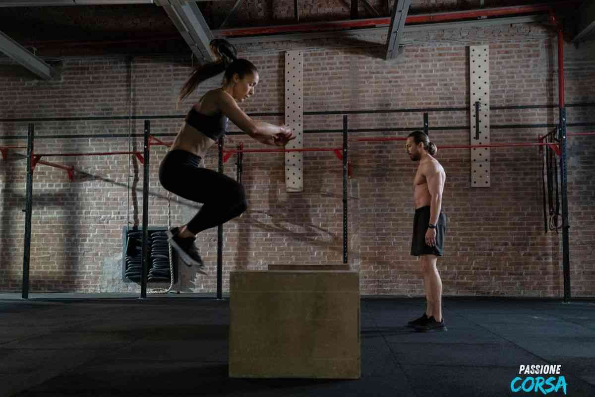 Donna che salta in palestra