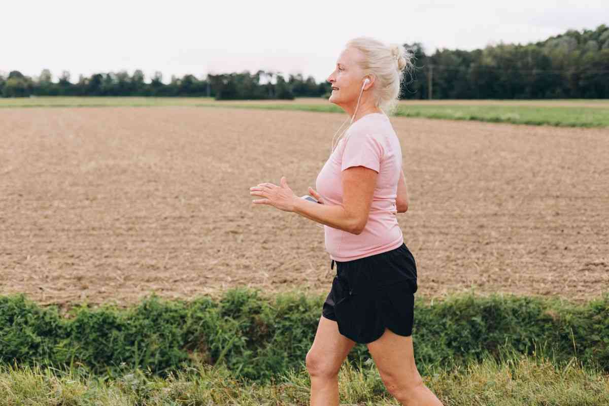 Invecchiare non è più un problema, la routine da seguire tra i 40 e i 60 per rimanere giovani: parola di personal trainer