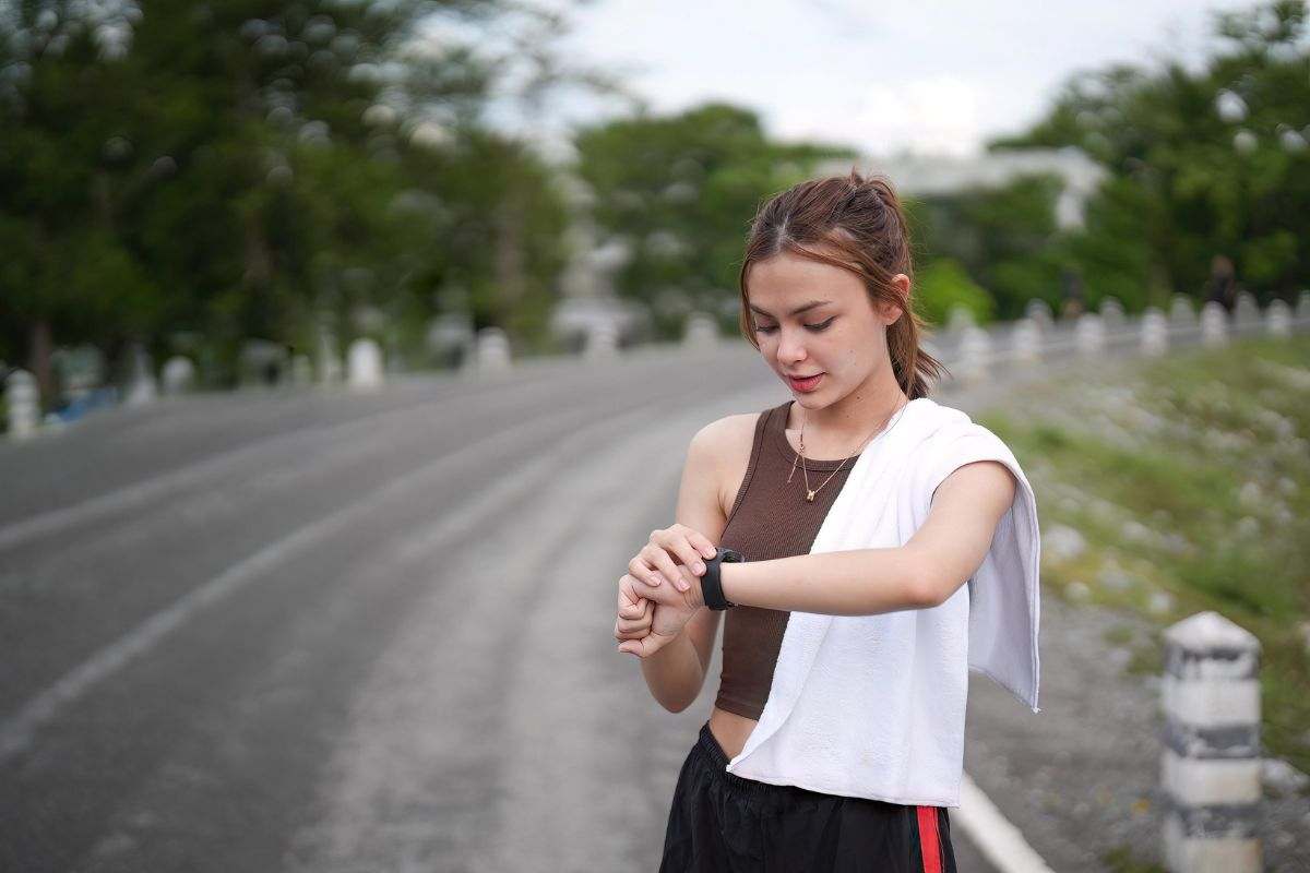 Allenamento, cosa scegliere per monitorarlo: smartwatch o fitness tracker, qual è la differenza