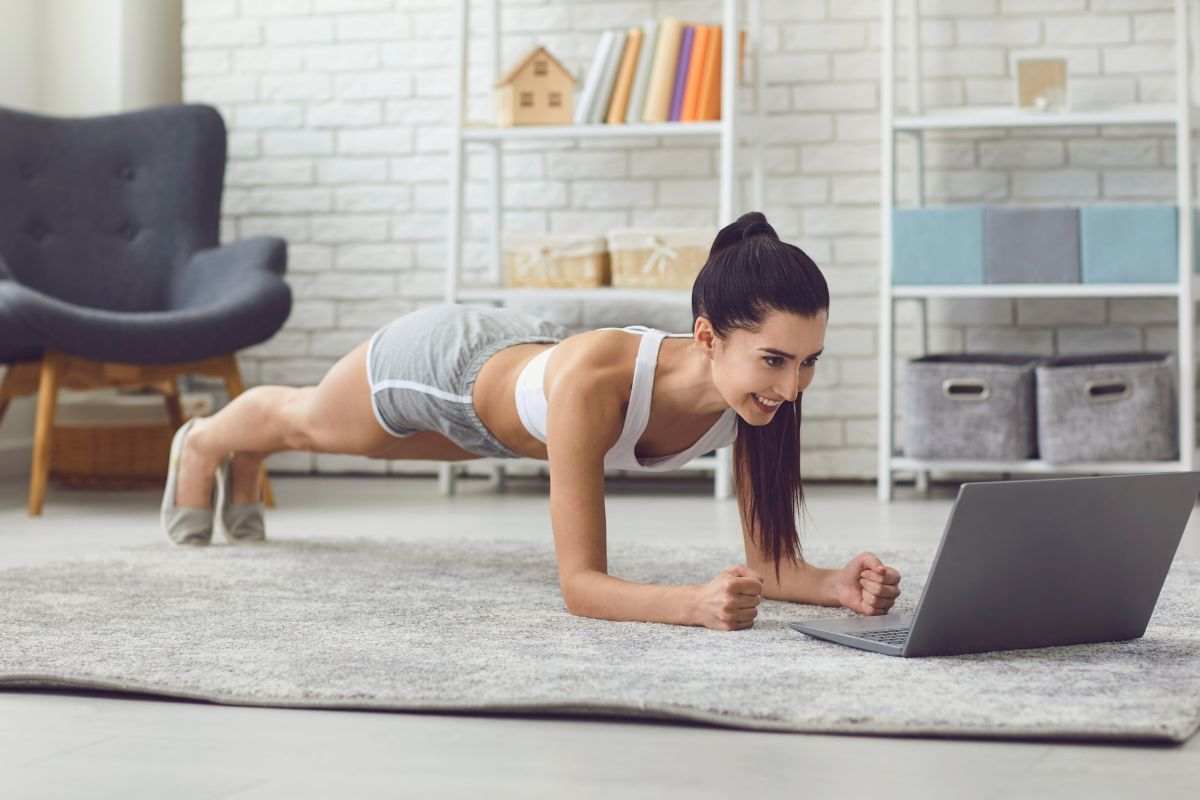 Allenamento domestico, questi 3 esercizi non devono mai mancare: come sfruttare al meglio le potenzialità del workout