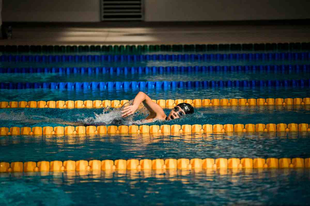 ragazzo che nuota in piscina