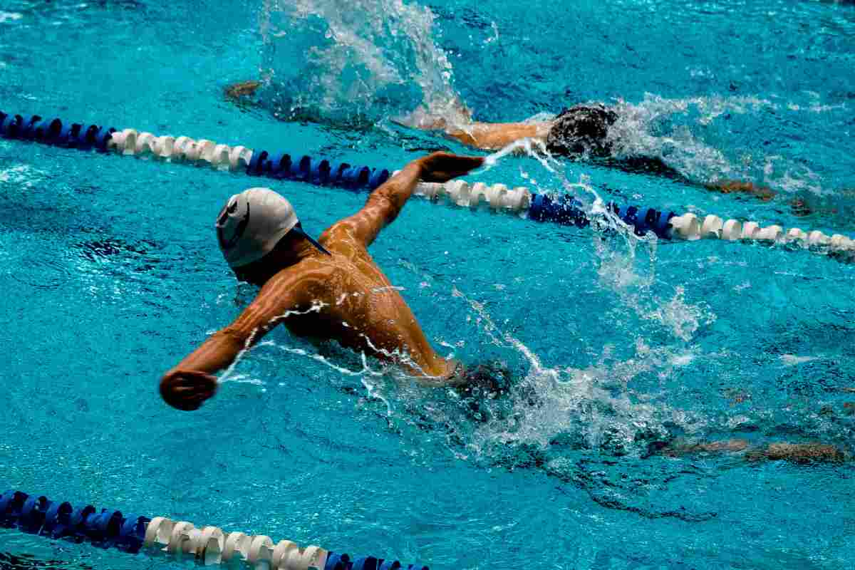 Ragazzo che nuota in piscina