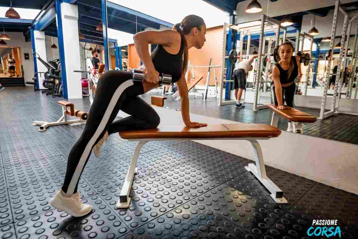 Ragazza con pesi in palestra