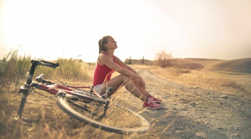 Ragazza che riposa a terra