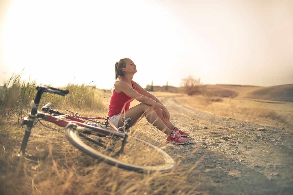 Ragazza che riposa a terra