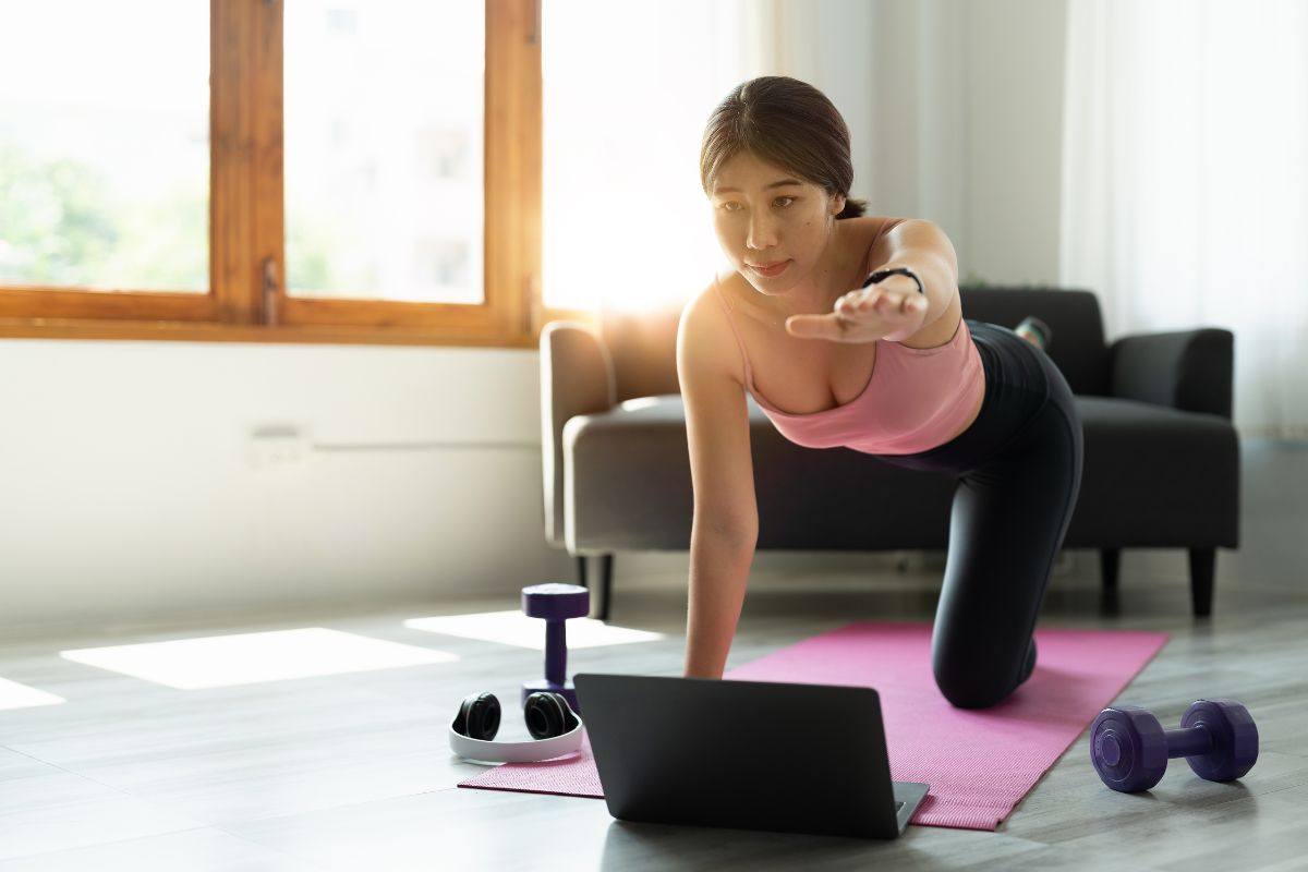 Ragazza che fa fitness in casa