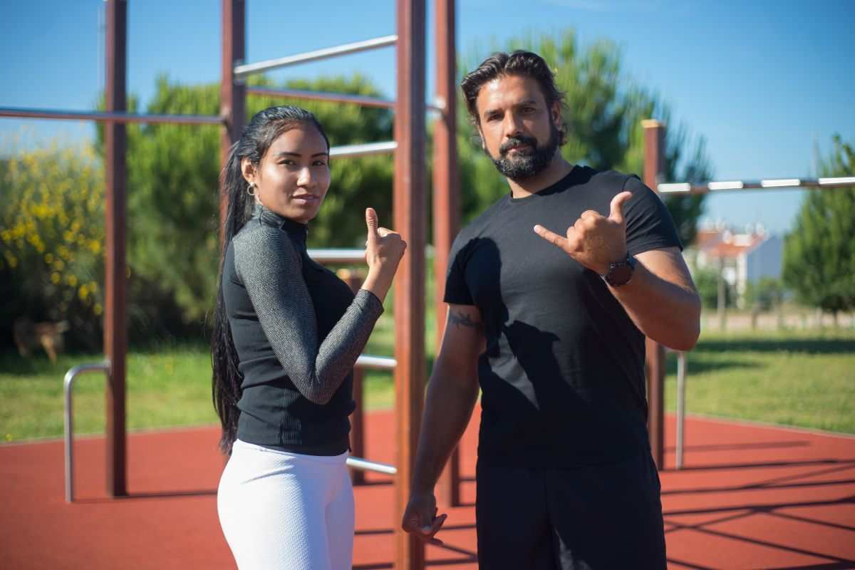 uomo e donna soddisfatti dell'allenamento 