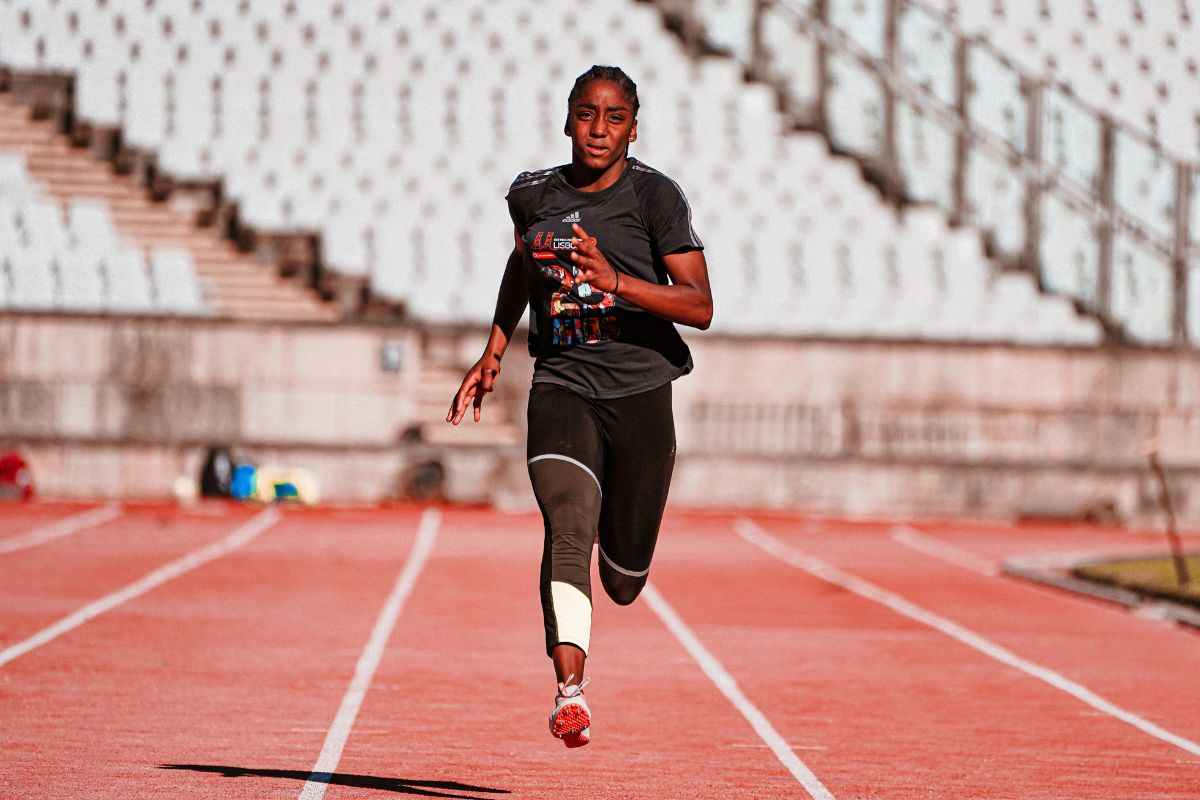 ragazzo che corre in pista d'atletica