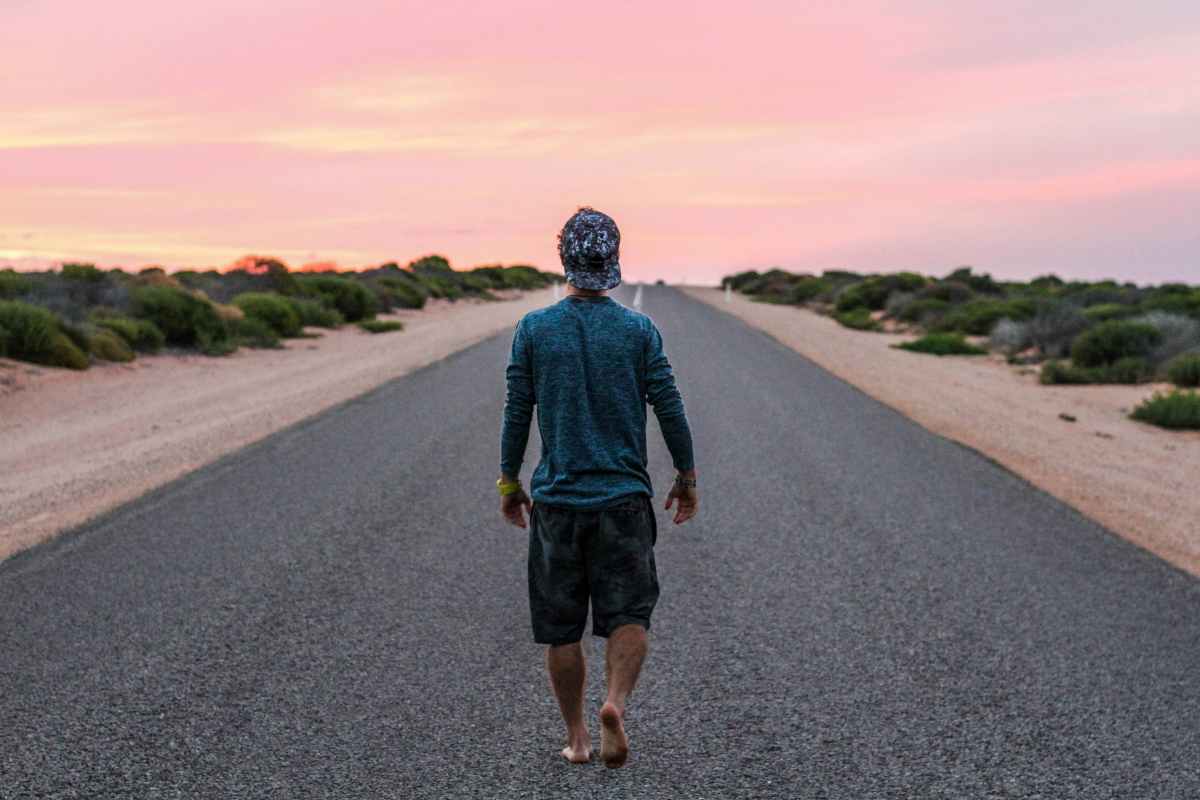 camminare a piedi nudi, benefici