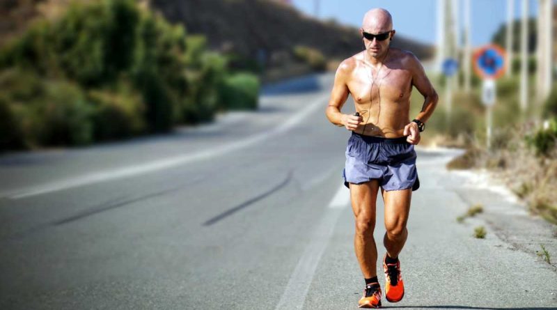 uomo che corre su strada