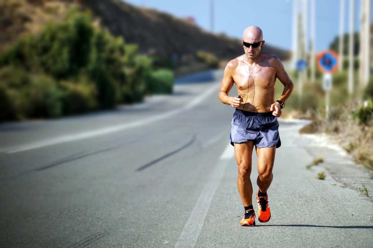 uomo che corre su strada