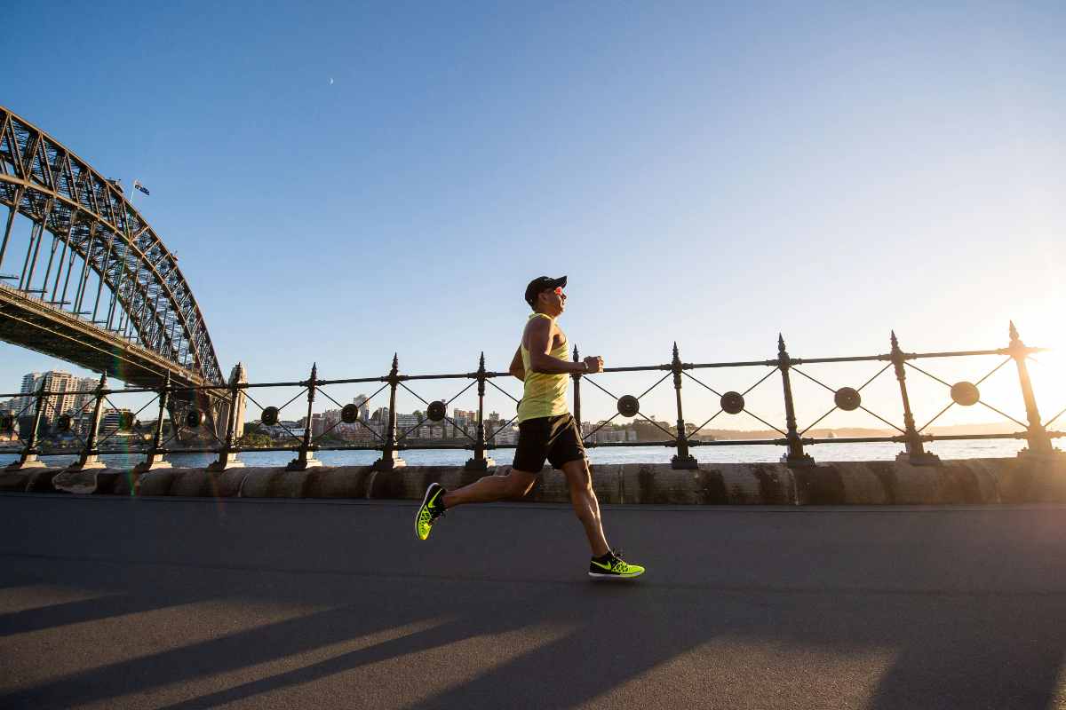 Uomo che corre su strada