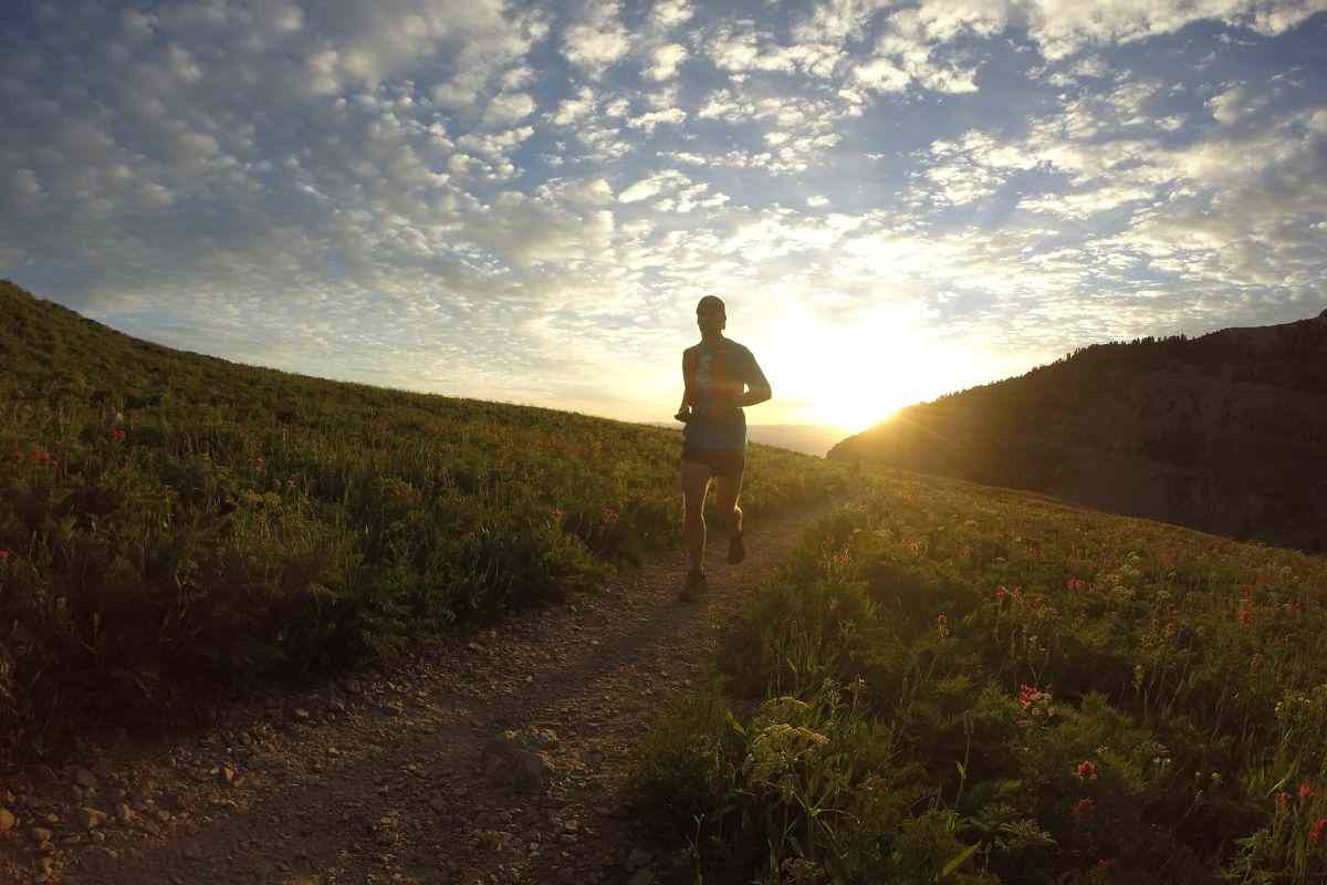 Uomo che corre su strada sterrata