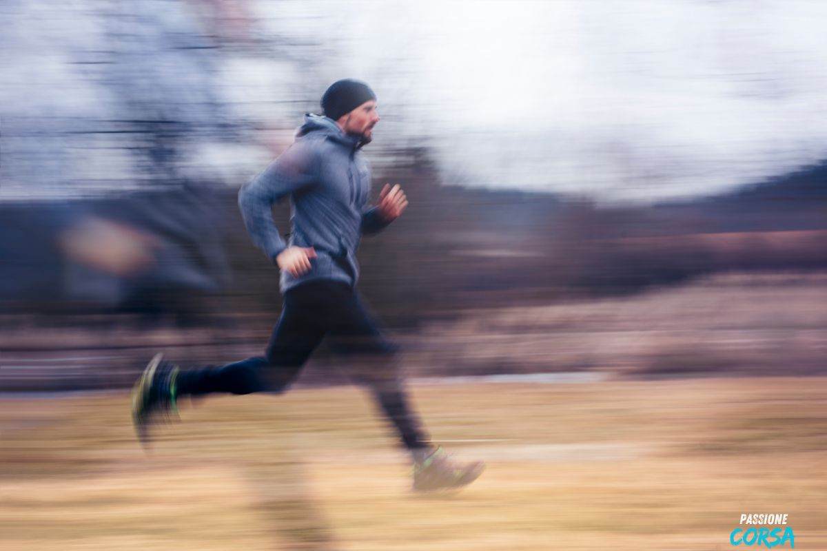 uomo che corre velocissimo