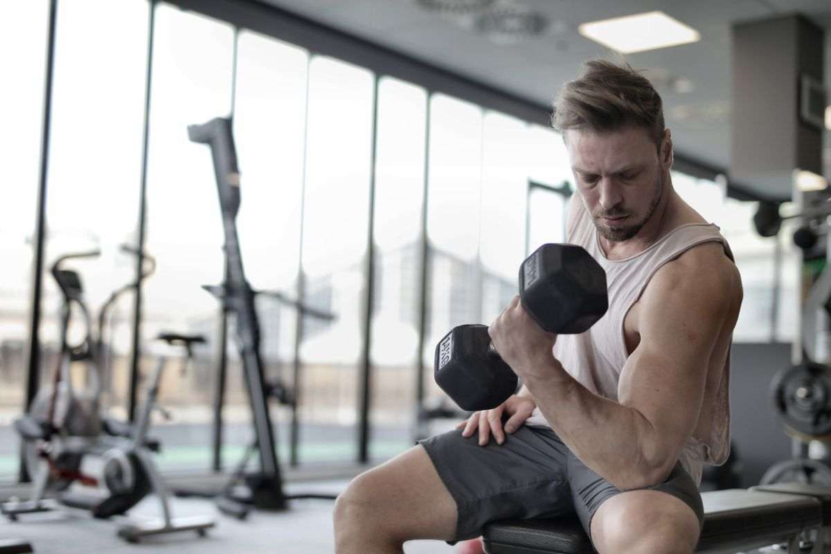 uomo con manubrio in palestra