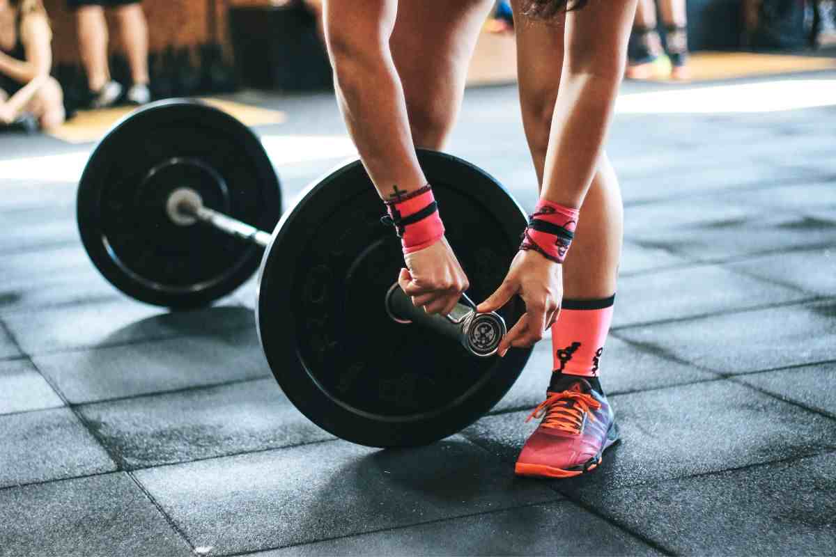 uomo con manubrio in palestra