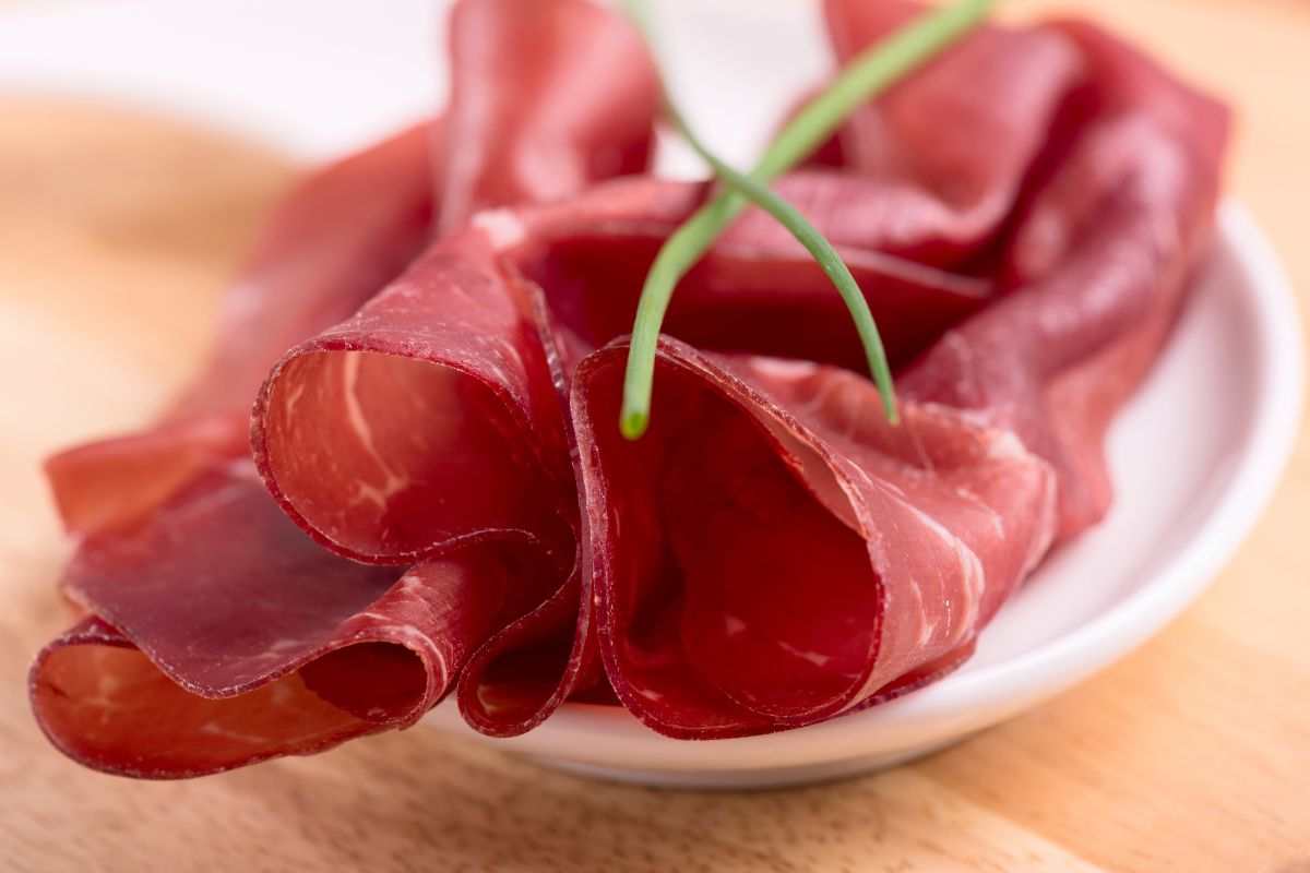 bresaola su piatto