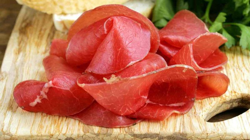 Bresaola, altro che manzo: nessuno immagina che tipo di carne ci sia al suo interno