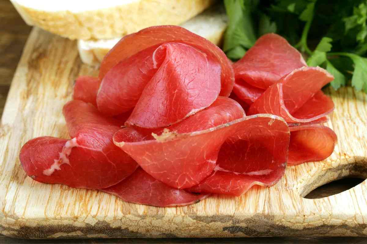 Bresaola su tagliere 