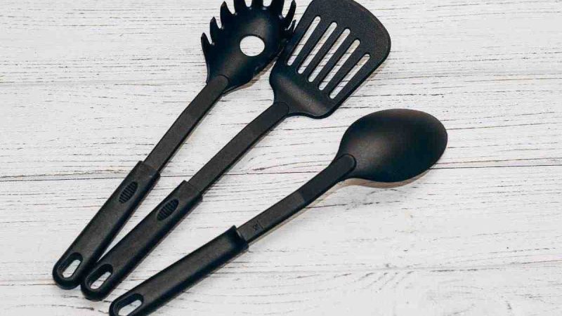 Utensili da cucina in plastica nera: scopri l’allarme di una ricerca USA