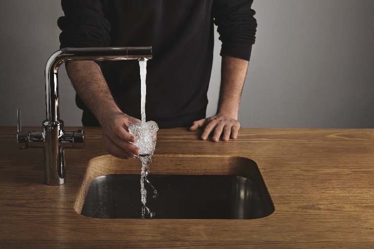 perché non dovresti bere acqua del rubinetto rischi