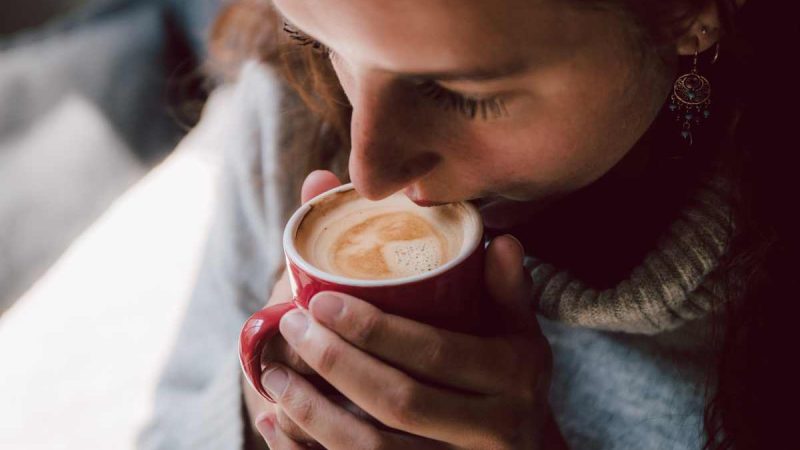 Se pensi di bere il caffé nel modo giusto stai sbagliando alla grande: cosa dice (davvero) il galateo