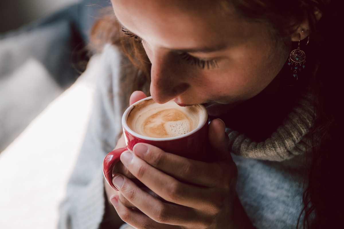 Se pensi di bere il caffé nel modo giusto stai sbagliando alla grande: cosa dice (davvero) il galateo