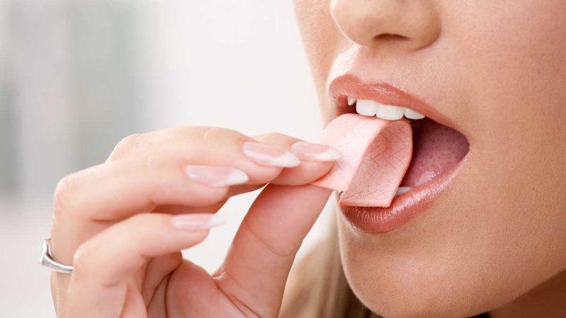 Se mastichi spesso chewing gum dovresti smetterla subito: cosa succede al tuo corpo quando lo fai